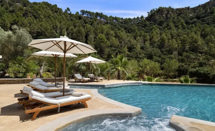 Boutique Hotels vs Chain Hotels: Which Should You Choose in 2026